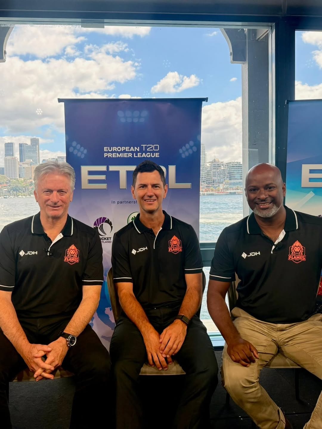 Jamie Dwyer (centre) with Steve Waugh (L) and Tim Thomas